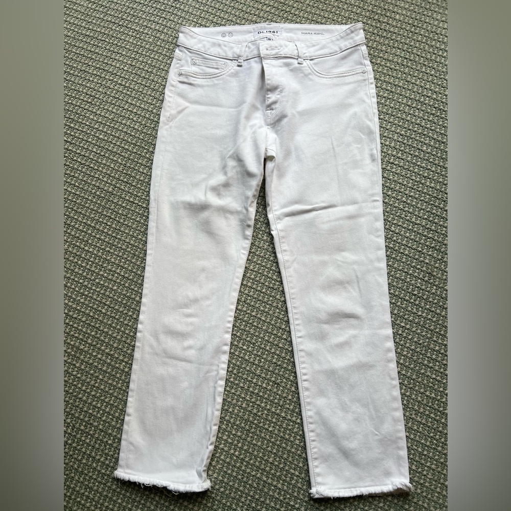 DL1961 White Jeans w frayed cuff. Cropped.